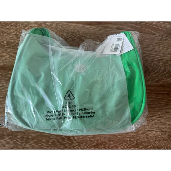 NWT RARE Lululemon Mini Shoulder Bag 4L Green Punch - Picture 6 of 7